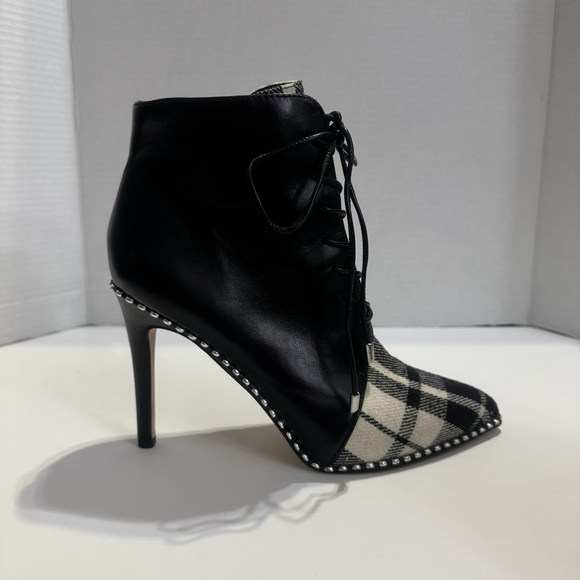 New BCBGeneration Women's Haniah Lace Up Bootie Size:9 Heel Height:4” MSRP:$169 - Picture 6 of 13